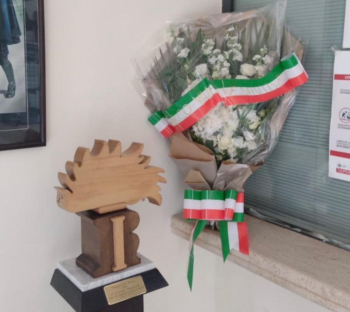 Un mazzo di fiori in ricordo dei carabinieri deceduti a Castel d’Azzano
