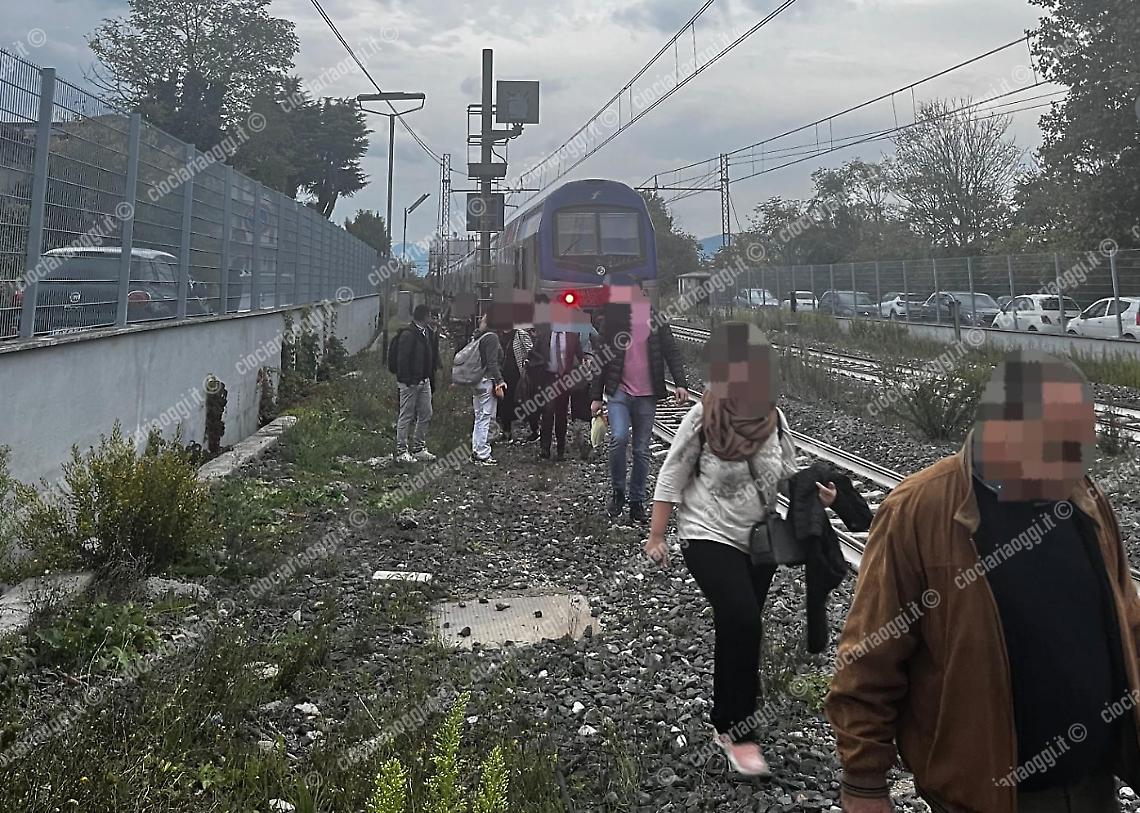 Fermata mancata nella stazione: passeggeri fatti scendere fuori dalla banchina  