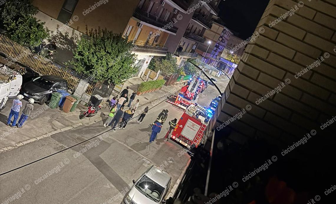 Incendio in un palazzo: momenti di paura per i residenti