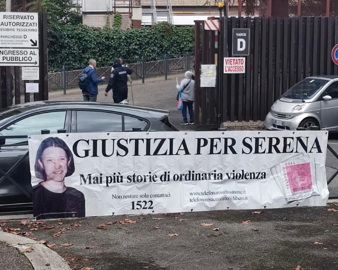 "Giustizia per Serena": uno striscione affisso fuori dal tribunale