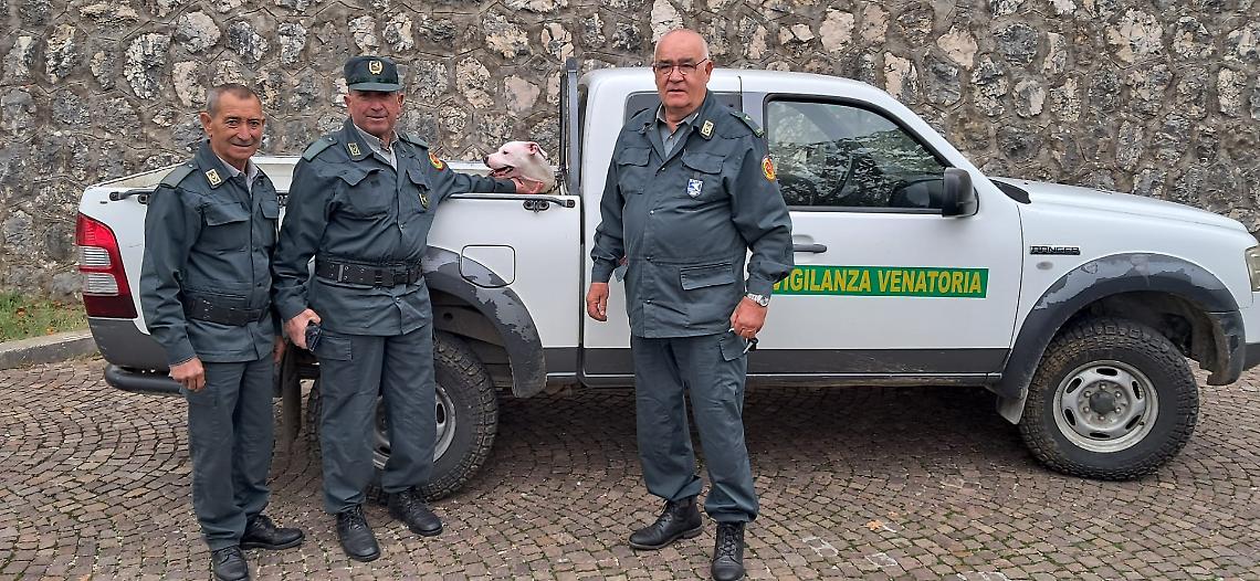 Pitbull legato a una panchina in località Fraioli: salvato dalle guardie venatorie 