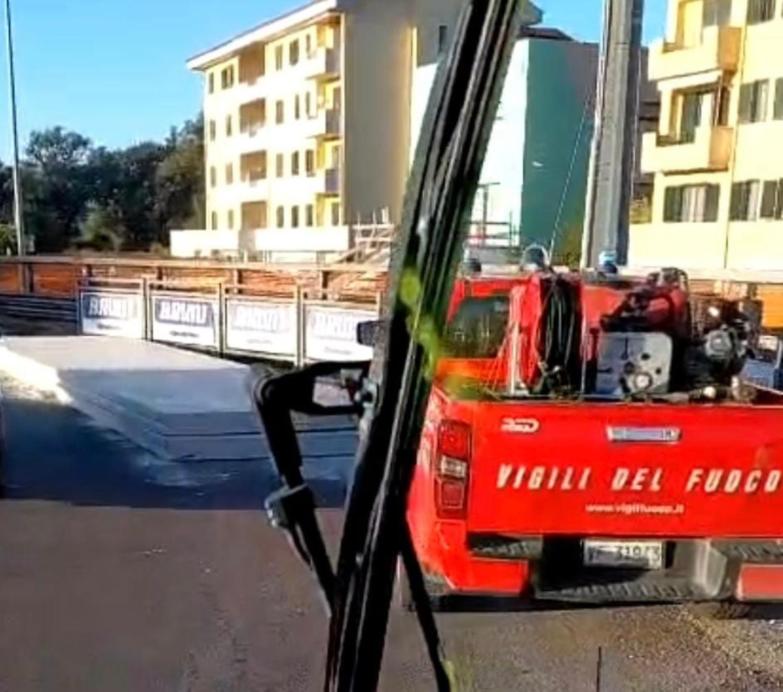 Mezzo perde lastre di marmo: arrivano i vigili del fuoco