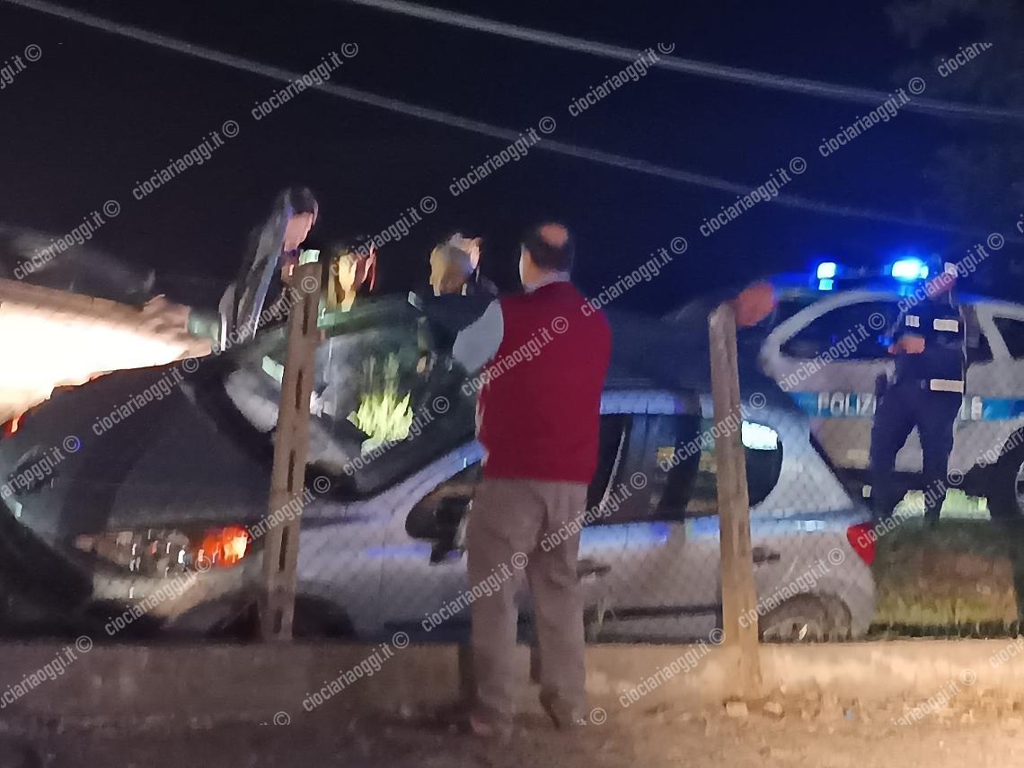 Auto in una cunetta in via Sabatino: sul posto 118 e polizia locale 
