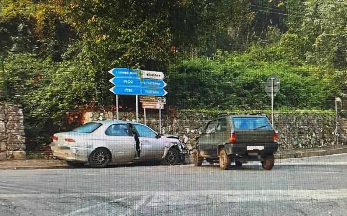 Scontro tra due auto nei pressi del cimitero