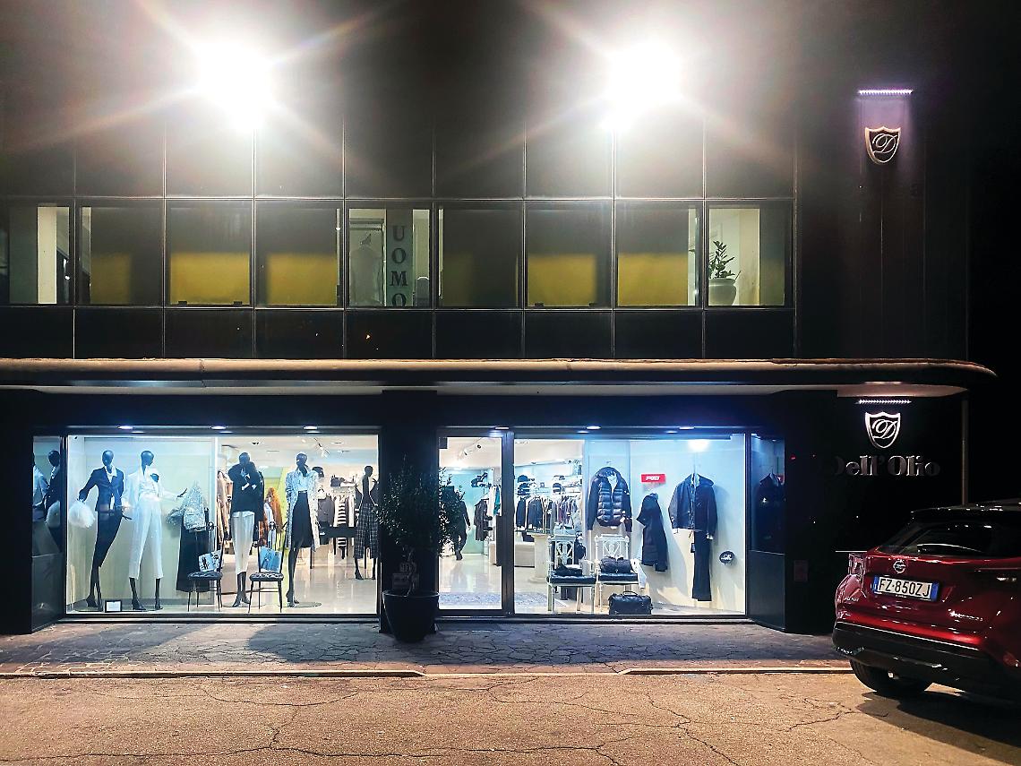 Furto alla boutique Dell’Olio: la fuga dei ladri dura poco