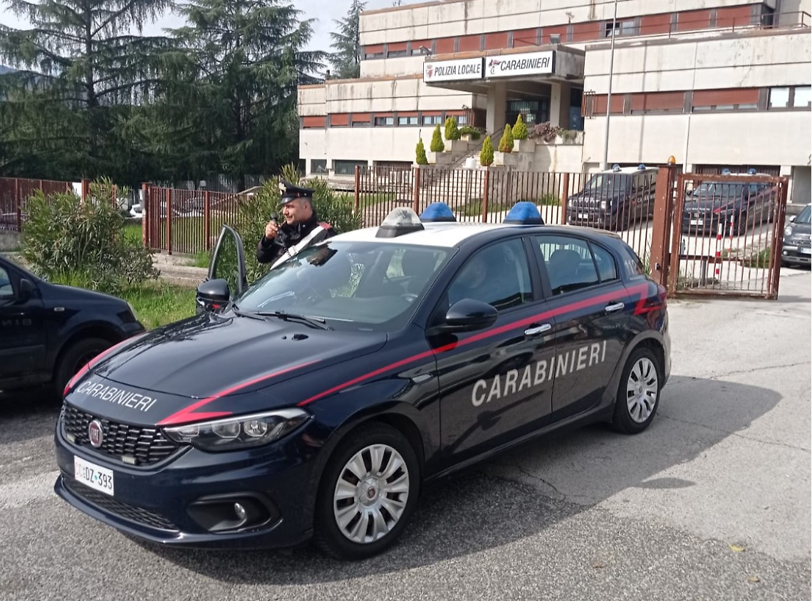 Schiaffi e spintoni contro la moglie: scatta il braccialetto elettronico per un uomo di 46 anni 