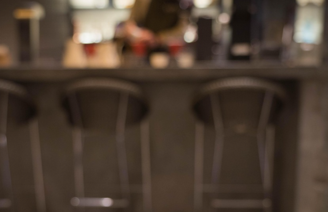 Aggredita e ferita sul volto una giovane barista