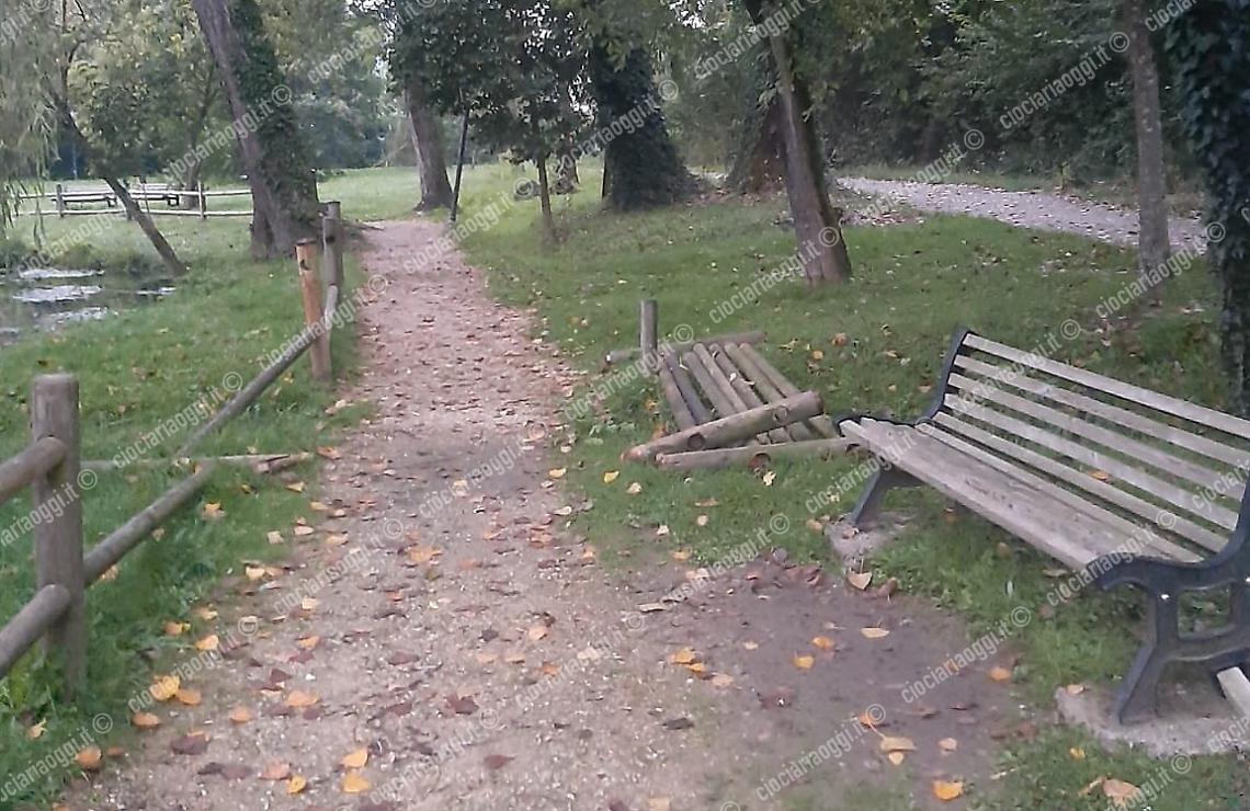 Vandali al laghetto di San Giorgio: panchine e staccionate distrutte