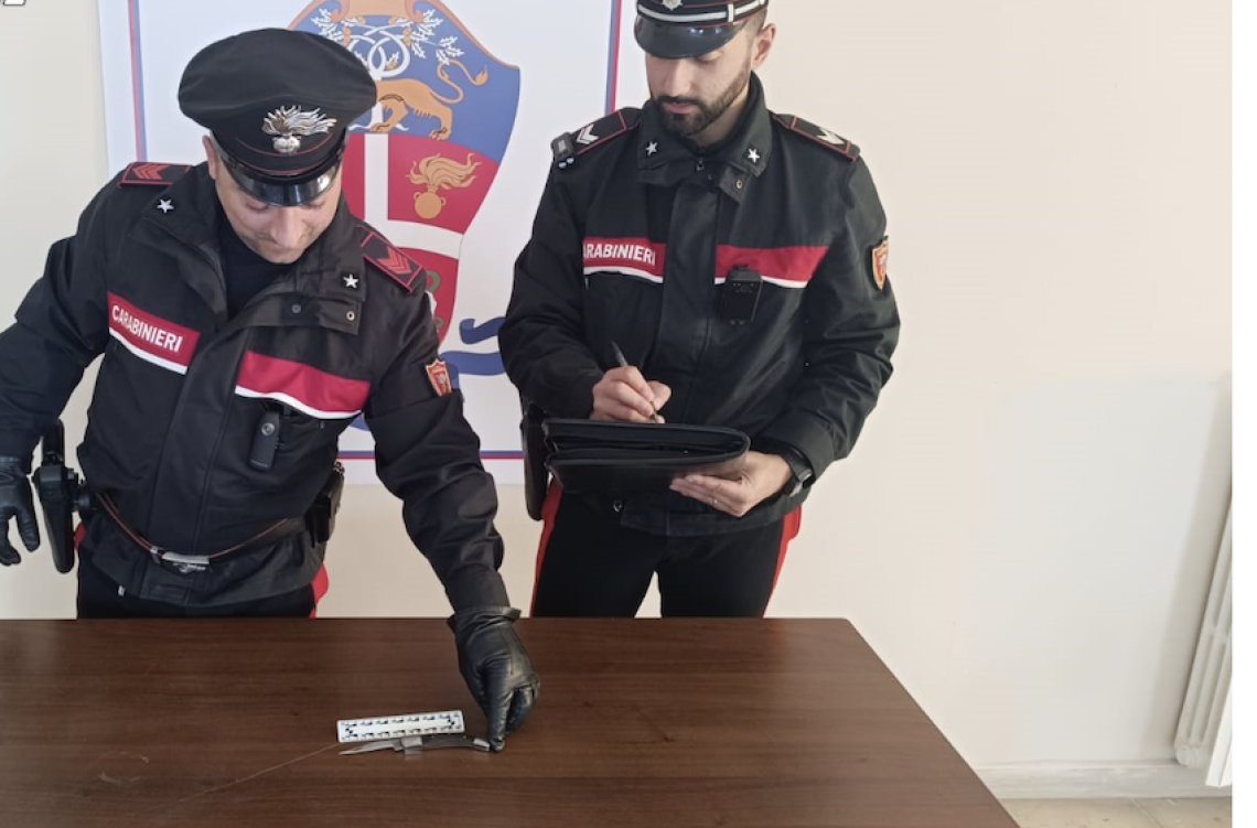 In giro con un coltello da 19 centimetri. Denunciato