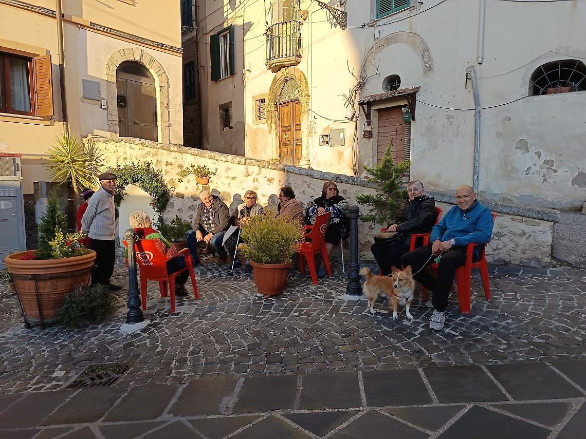 Eliminato il cestino per le deiezioni dei cani: piazza Padella protesta 