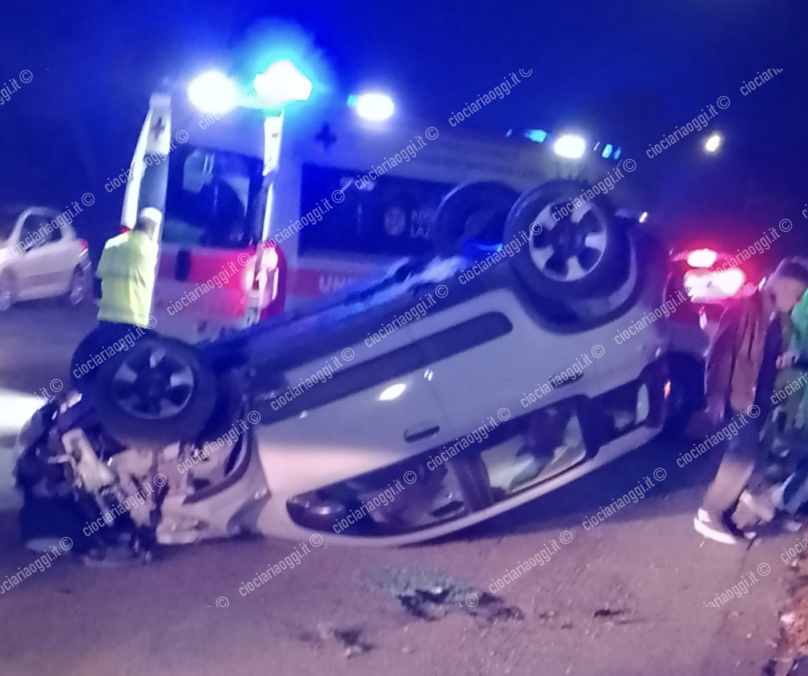 Perde il controllo dell'auto e si ribalta: paura per una giovane
