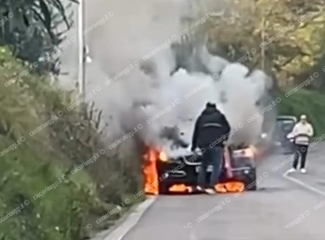 Veicolo in fiamme in località Serre Porroni: sul posto i vigili del fuoco 