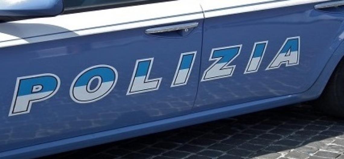 Hashish e bilancino di precisione in auto: arrestato dalla polizia