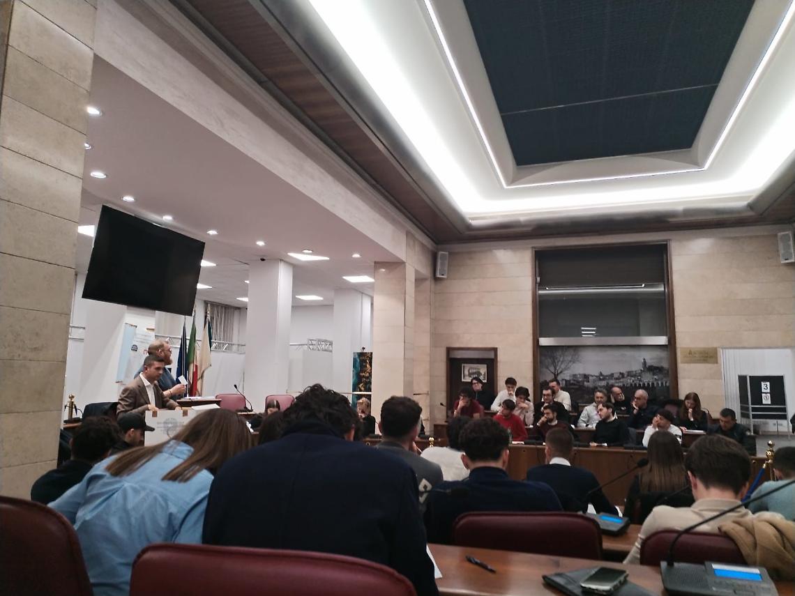 Consiglio dei giovani, distanti (meno male) dalla politica degli adulti