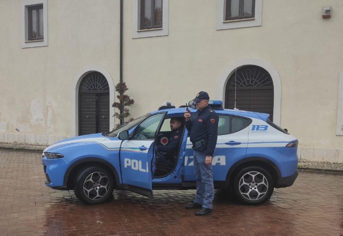 Forzano la porta d'ingresso della villa Comunale per passarvi la notte: fermati due giovani