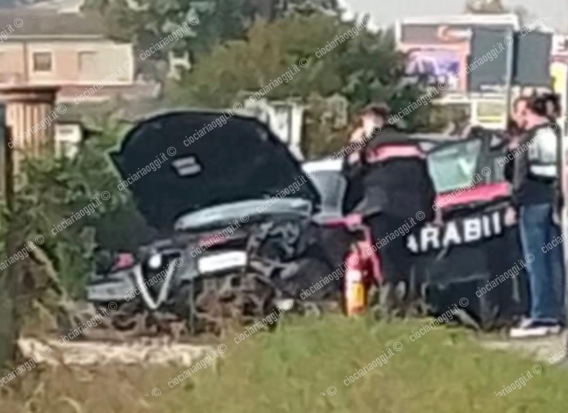 Incidente tra due auto: coinvolta una pattuglia dei carabinieri. Due feriti