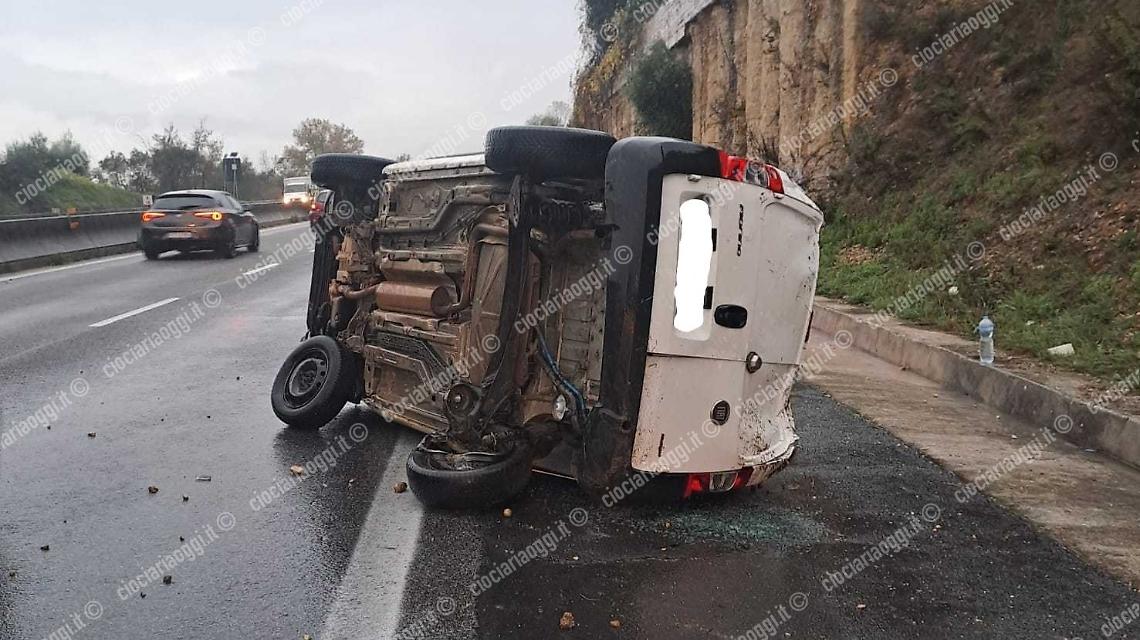 Auto si ribalta sulla superstrada Sora-Ferentino