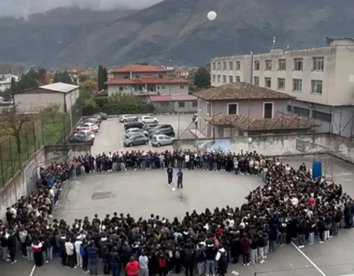 Un palloncino bianco per Leonardo Fiorini nella sua scuola