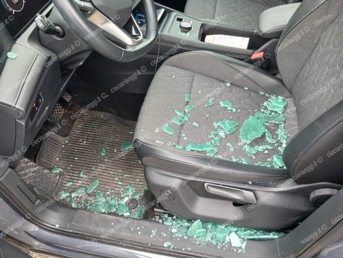 Auto presa di mira dai vandali nel parcheggio dell’ospedale