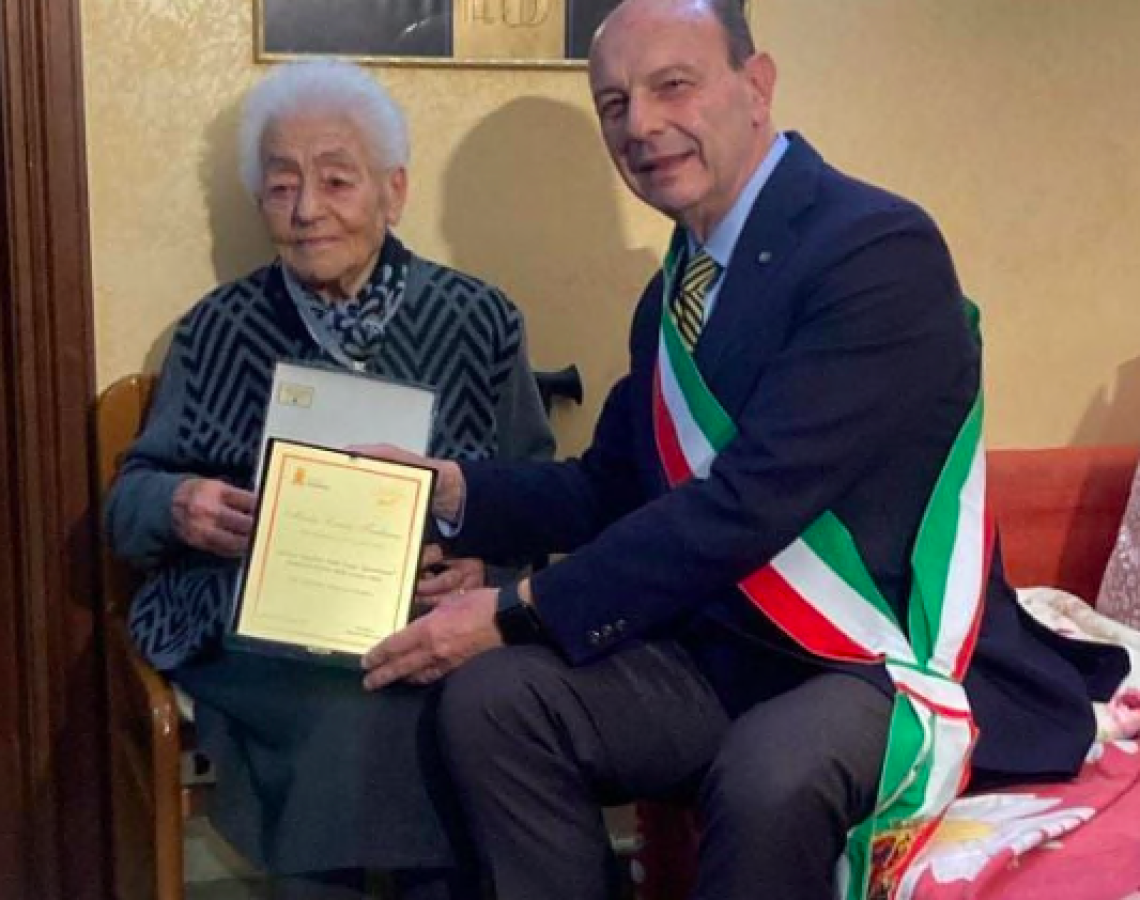 La signora Maria Laura ha compiuto cento anni. Grande festa