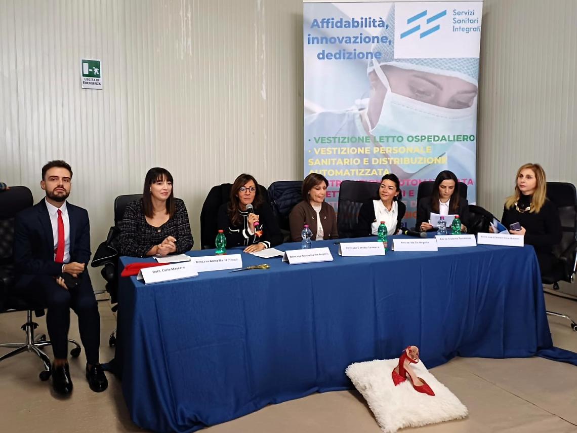 Inaugurato il Giardino delle Panchine Rosse