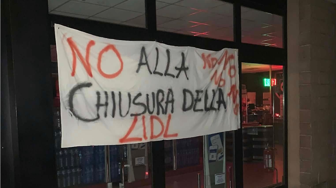 Lidl chiude. I residenti protestano