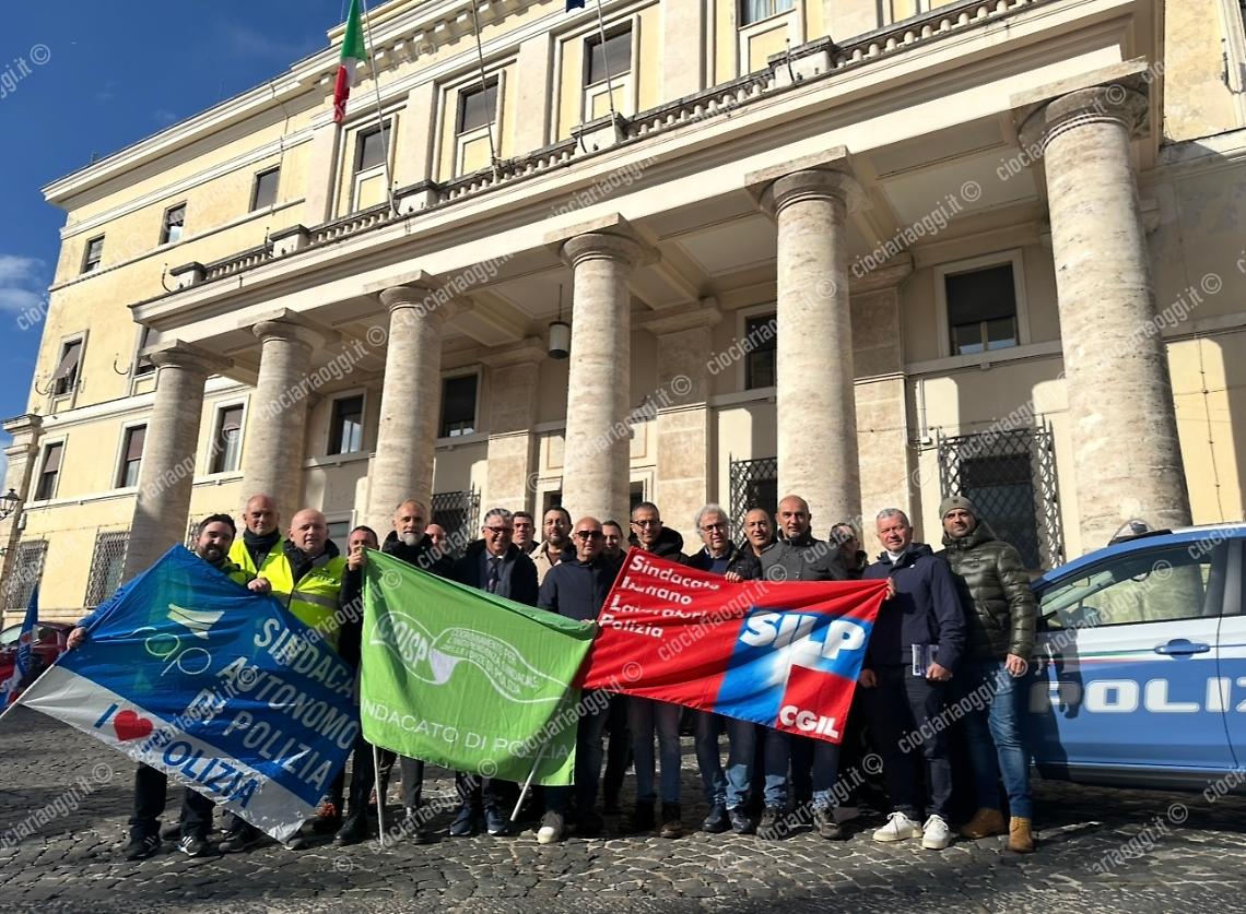 Sindacati in piazza contro la carenza di personale negli uffici della polizia di stato