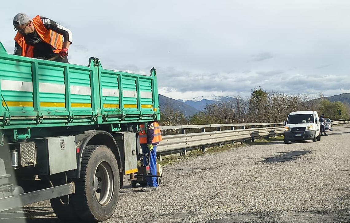 Strada dissestata: in corso i lavori per chiudere le buche