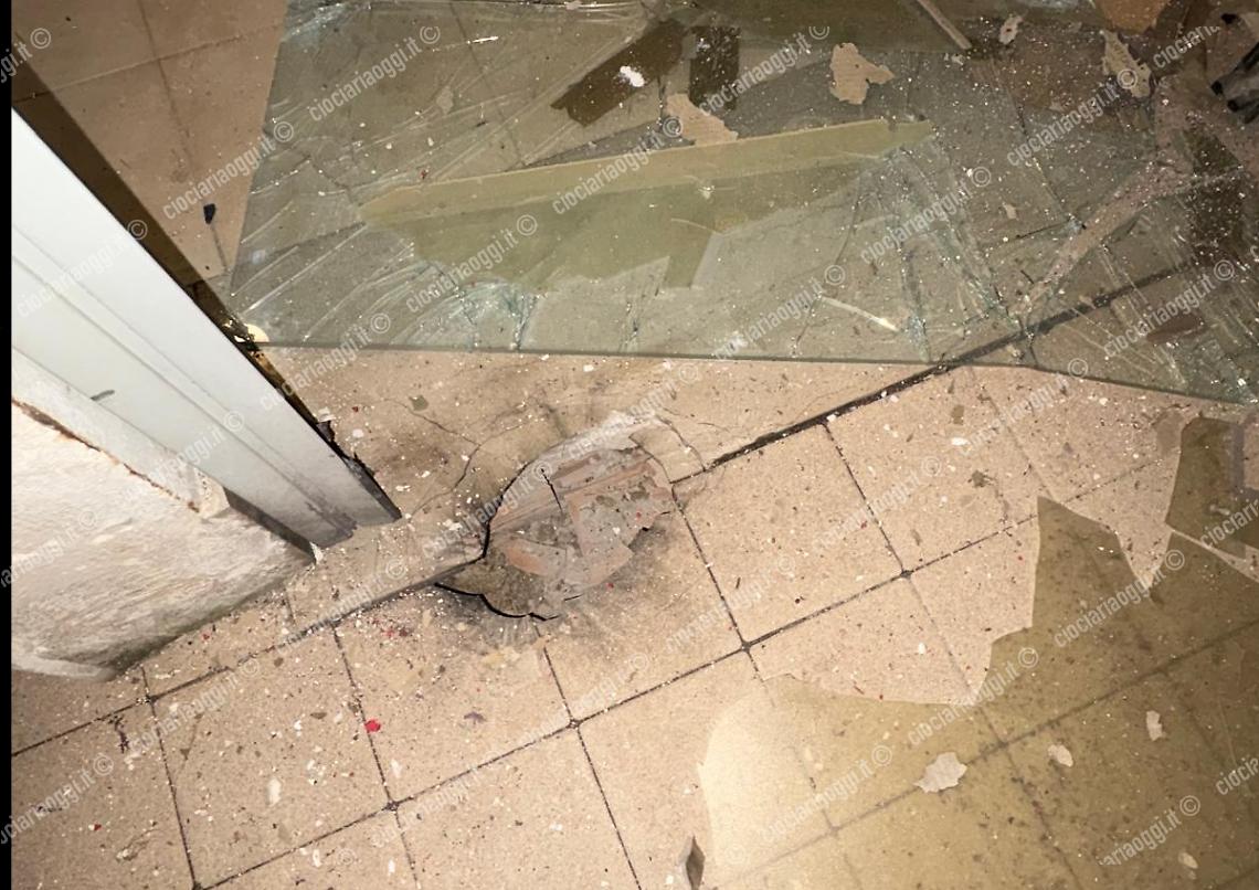 Bomba carta nell'androne di un palazzo. Momenti di pura in viale Tiziano