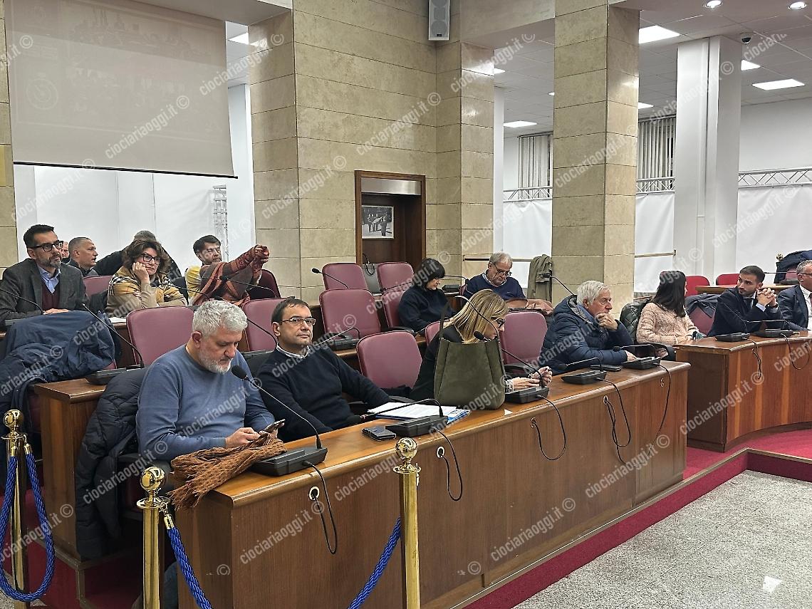 Comune, muro contro muro senza fine