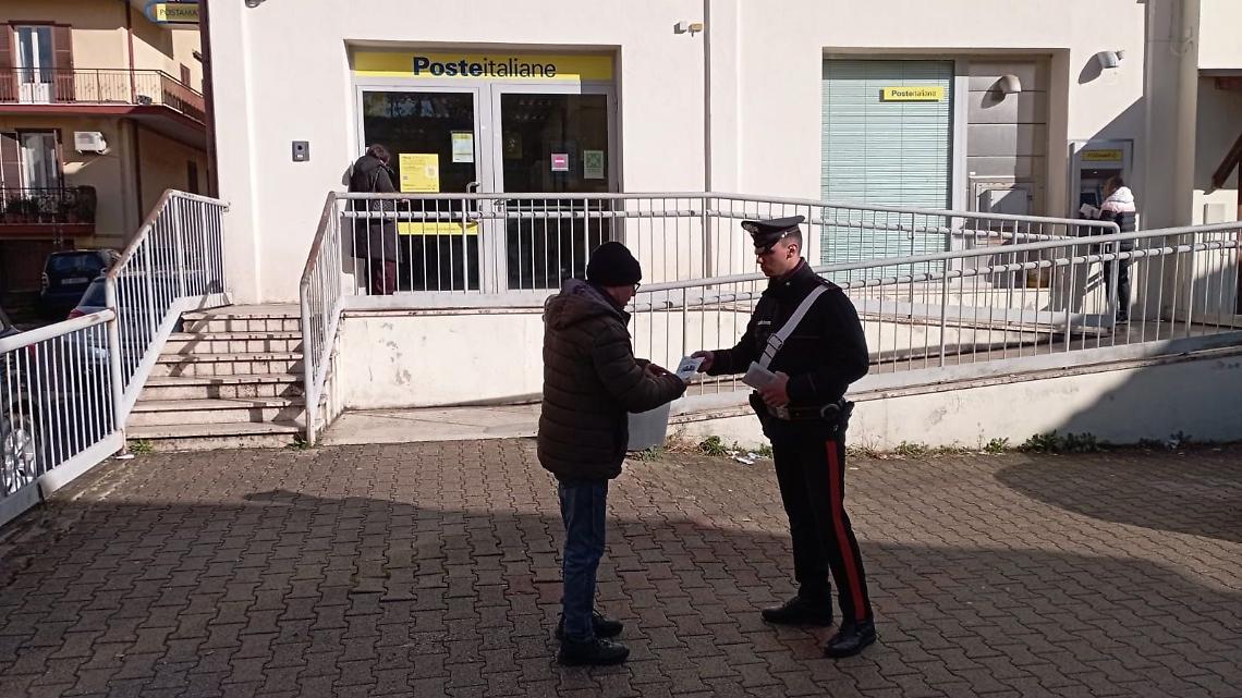 Carabinieri davanti agli uffici postali per prevenire truffe agli anziani