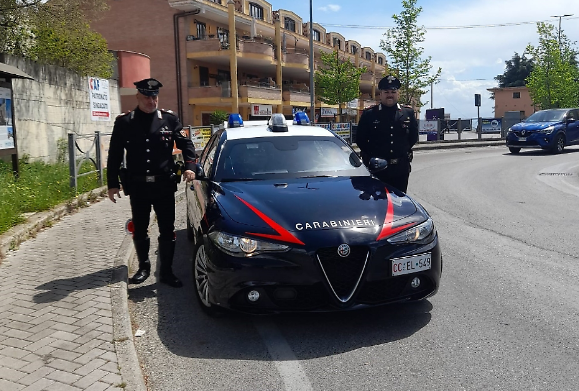 Scappa all'alt e ingoia la cocaina, quindi aggredisce i carabinieri e accusa un malore