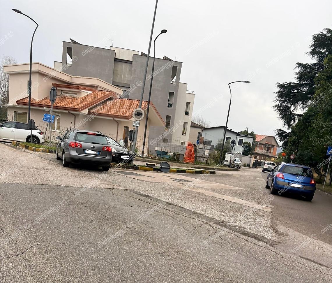 Scontro tra due auto nella parte bassa del capoluogo