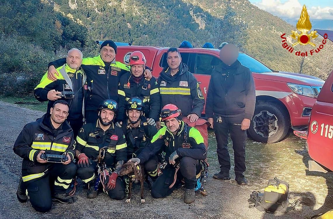 Vigili del fuoco, recuperato un cane caduto in un burrone di 250 metri
