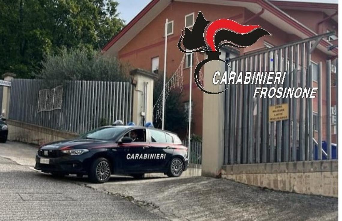 Rubano un cellulare in un bar. Denunciati 