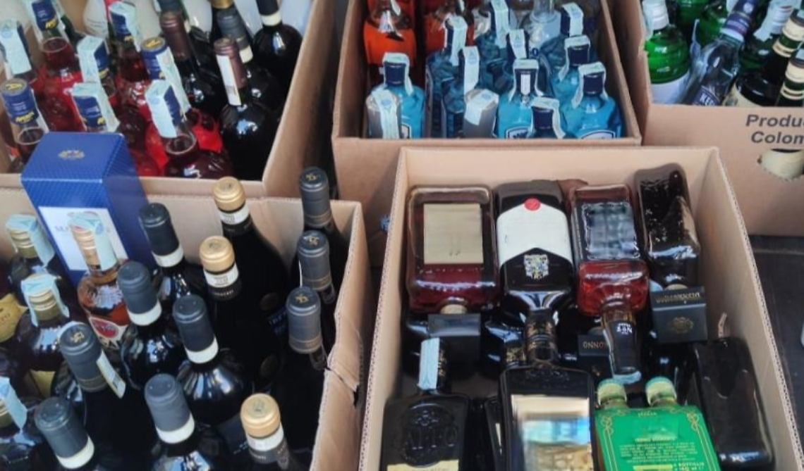 Rubano oltre cento bottiglie di alcolici: rintracciati e denunciati dalla polizia