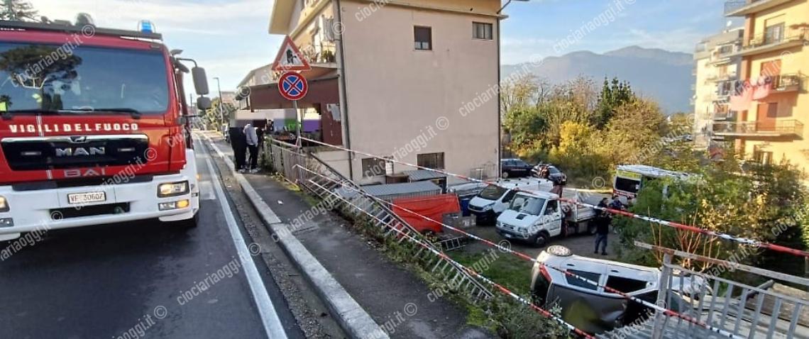 Macchina si ribalta: conducente estratto dalle lamiere dai vigili del fuoco