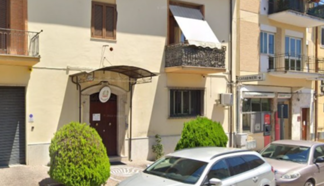 Due persone sospette vicino a un supermercato: sequestrati 700 euro e proposto il foglio di via