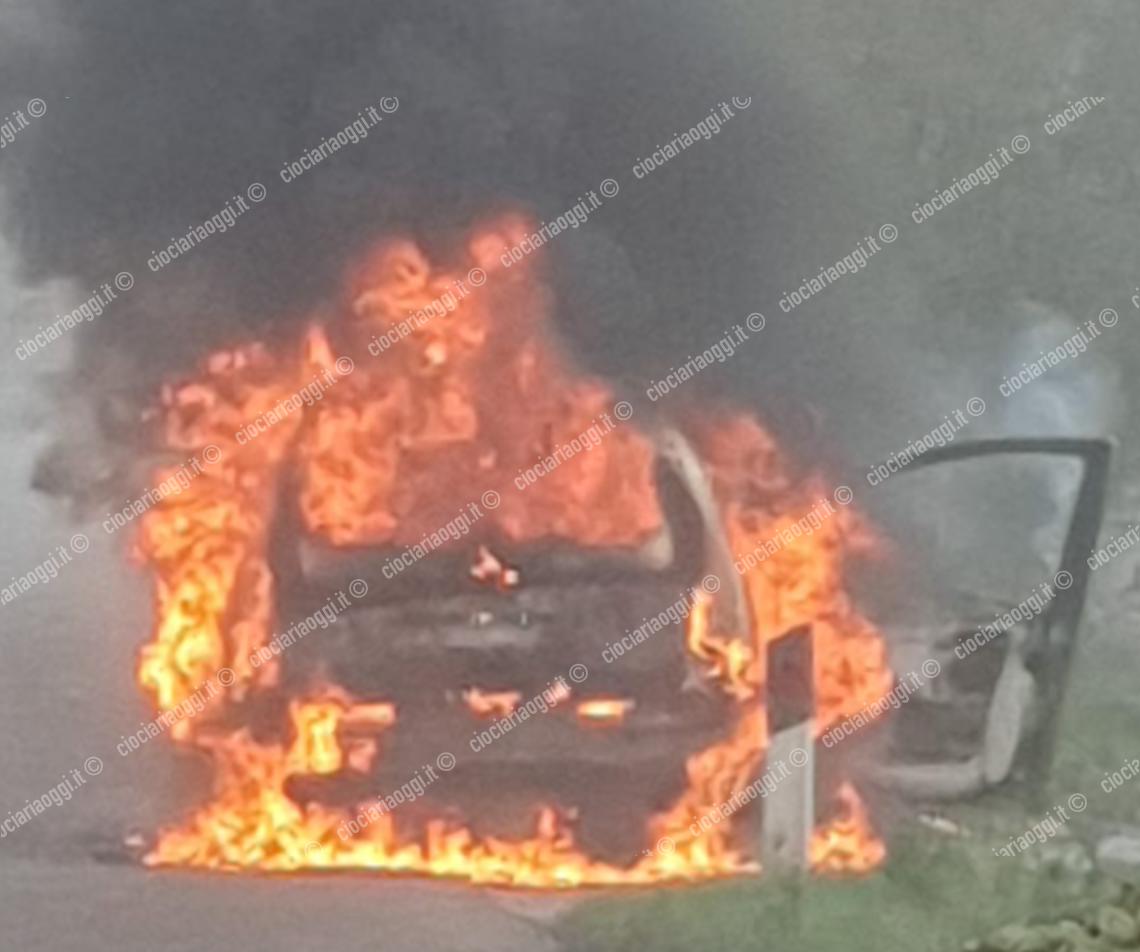 Auto in fiamme lungo la strada