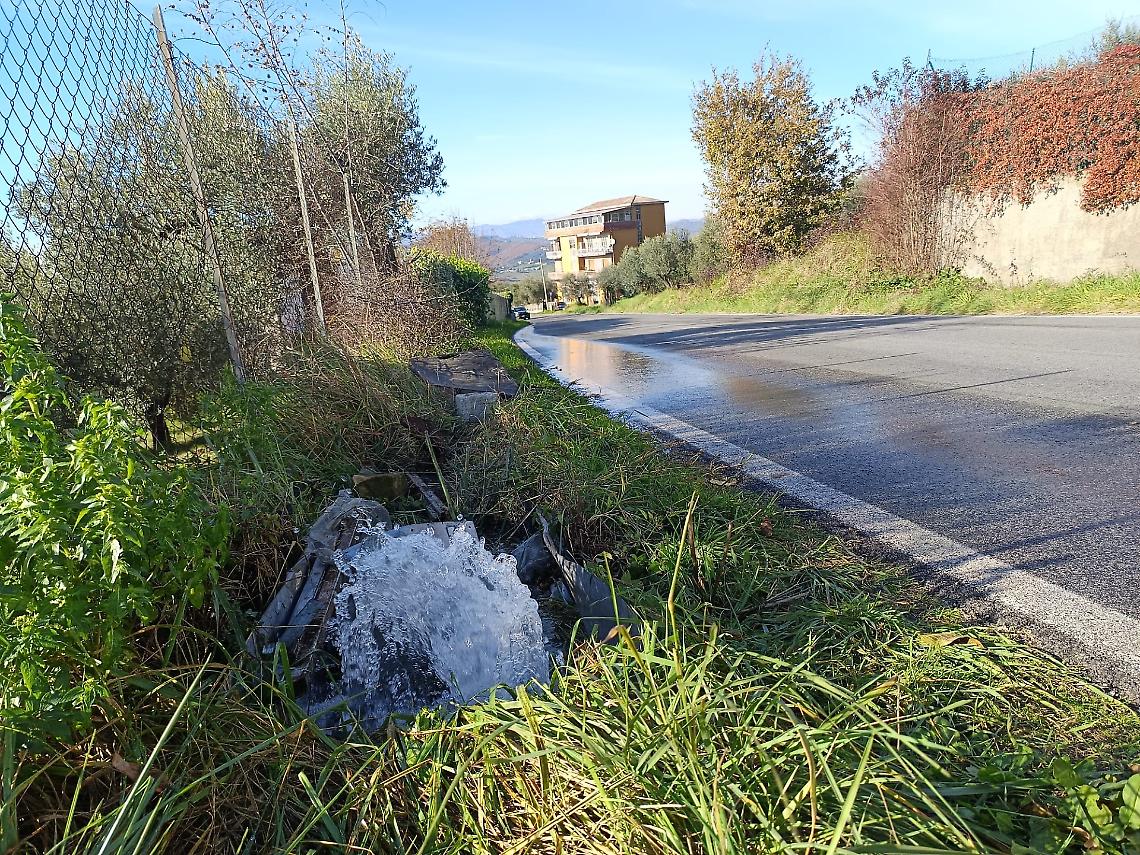 Centralina idrica danneggiata: acqua lungo la provinciale