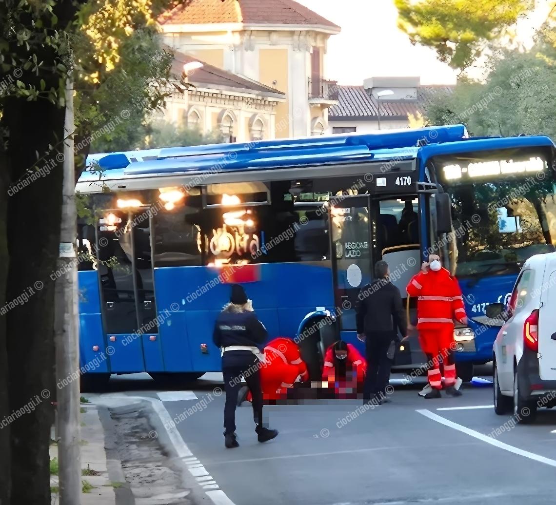 Ragazza investita sulle strisce pedonali. Soccorsi sul posto