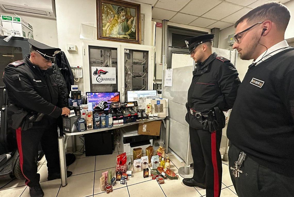 Furto al centro commerciale: arrestate tre persone