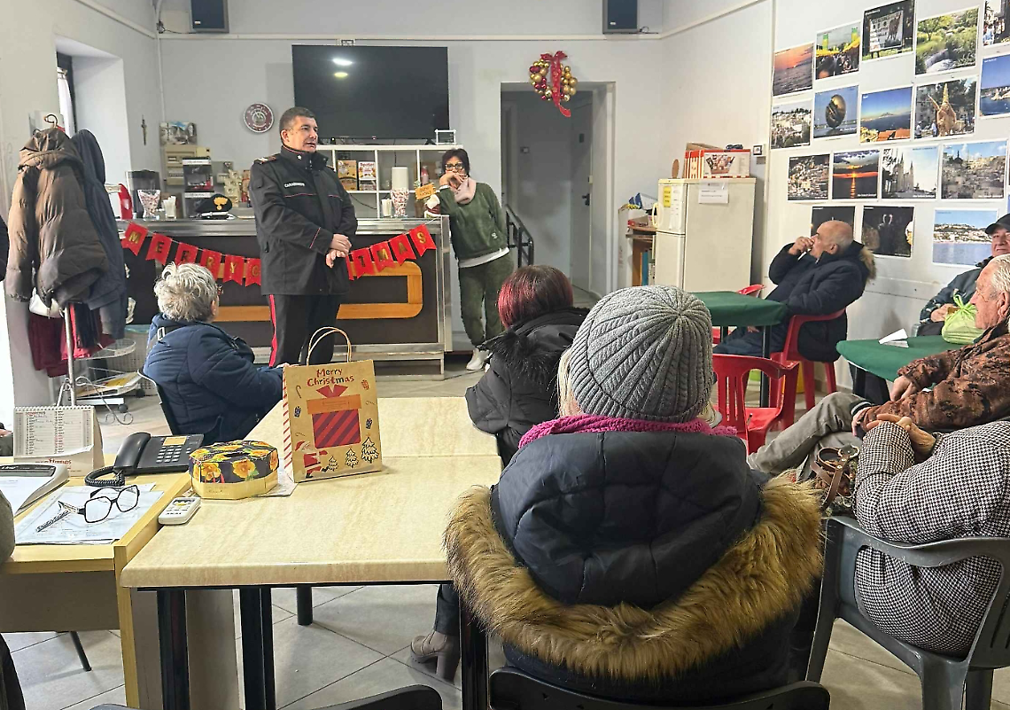 I carabinieri nel centro anziani per istruire alla prevenzione delle truffe