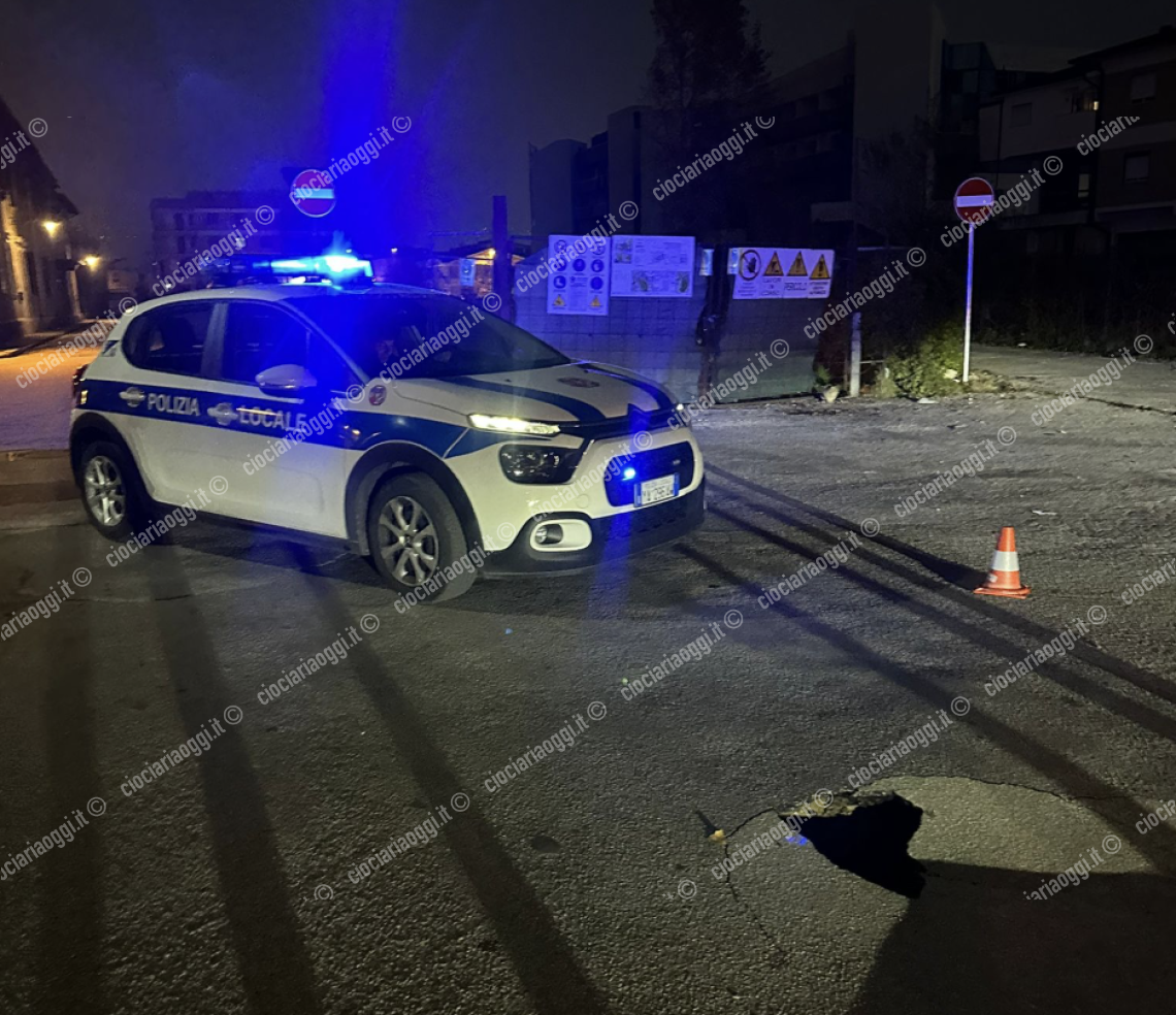 In strada si apre una voragine: la causa una perdita idrica