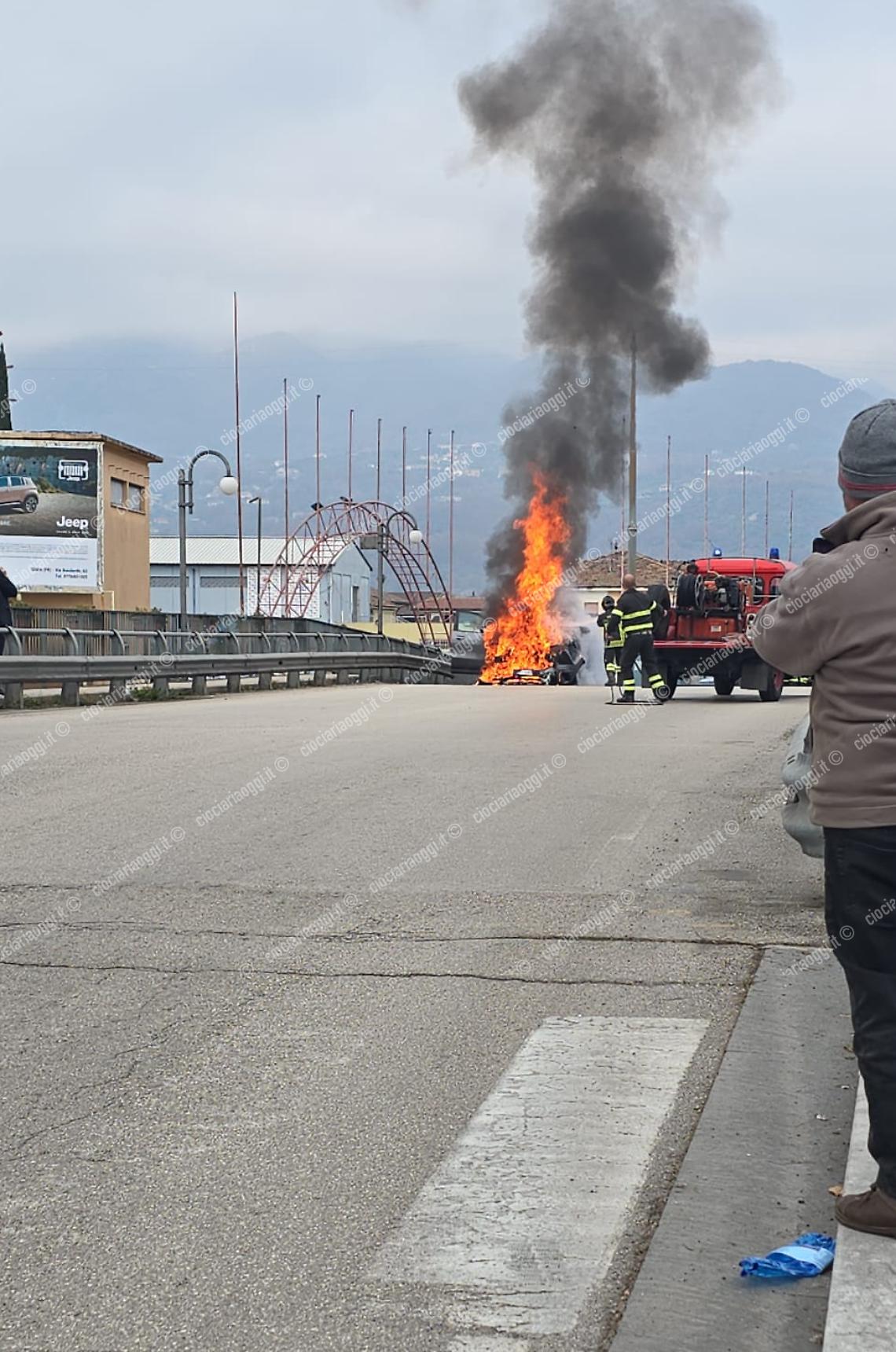 Paura sul ponte di San Domenico: un'auto viene avvolta dalle fiamme