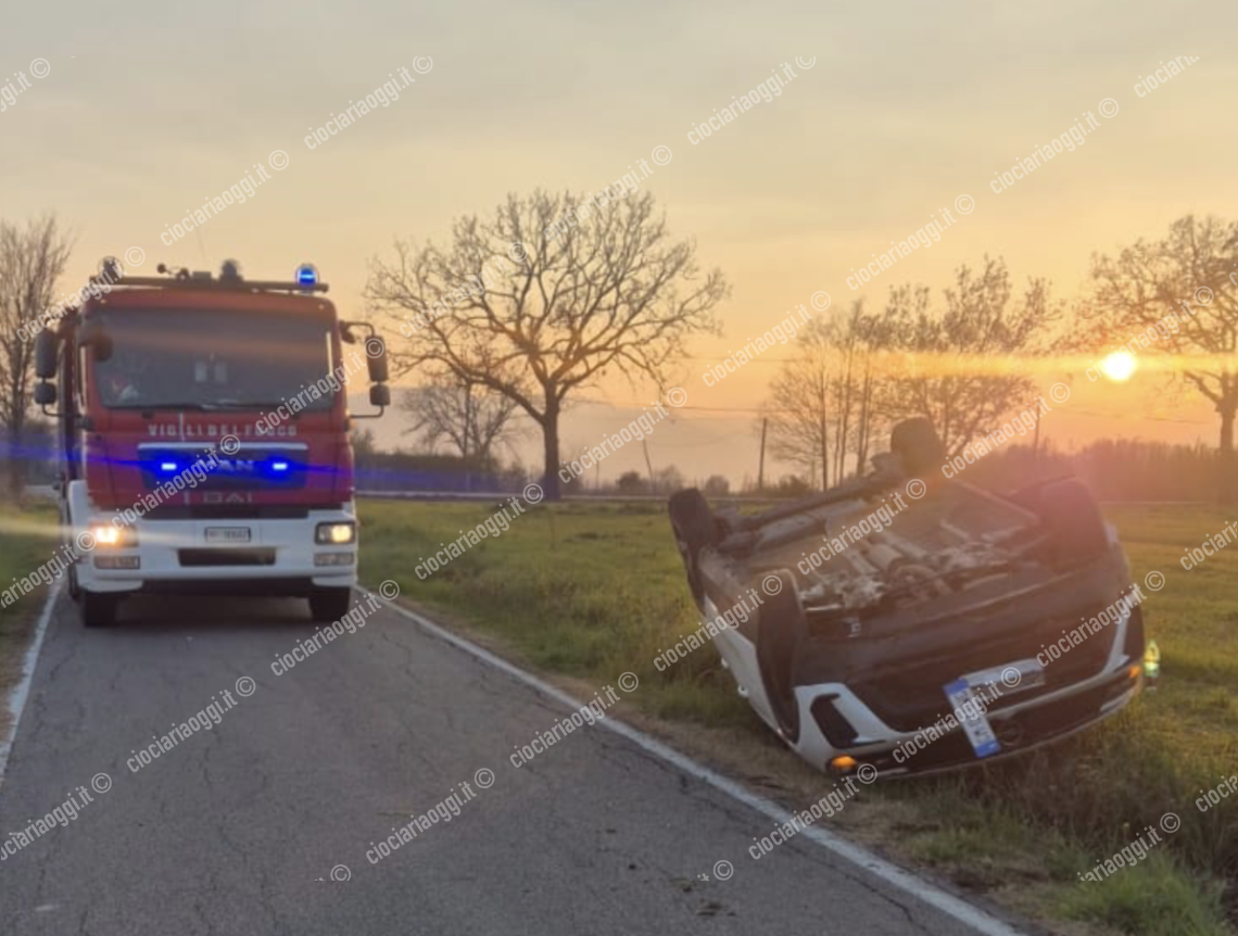 Si ribaltano con l'auto: paura per due giovani