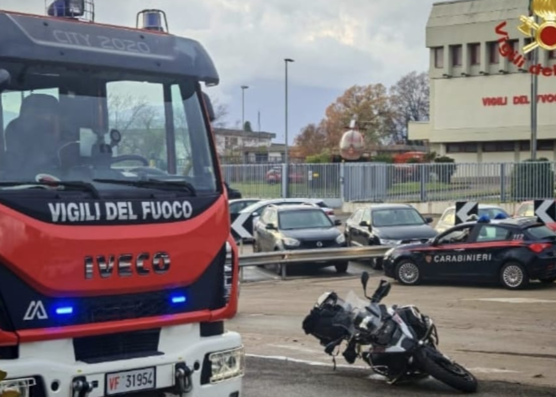 Scontro tra un'auto e una moto davanti la caserma dei vigili del fuoco