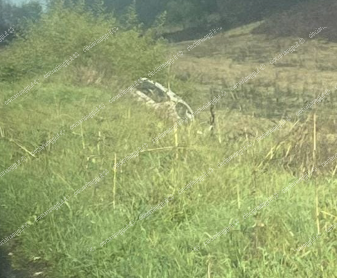 Auto si ribalta in strada. Carabinieri sul posto