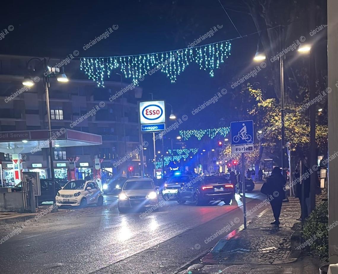 Paura in via Marittima: mamma e figlio investiti da un'auto