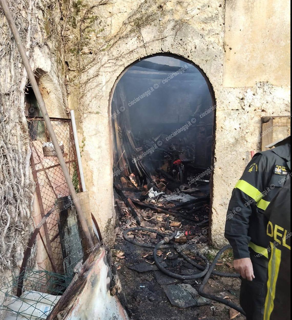 Incendio in zona Carnello: un rudere tra le fiamme